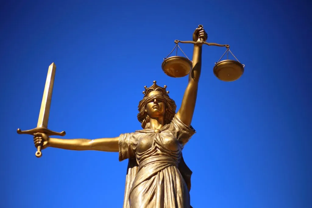 Это изображение имеет пустой атрибут alt; его имя файла - monument-statue-blue-sculpture-justice-greek-mythology-roman-goddess-lady-justice-gods-law-goddess-of-the-law-oh-titi-youth-1186582-1024x683.jpeg